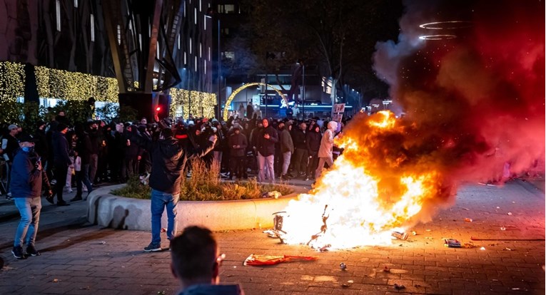 Neredi zbog covid-potvrda u Nizozemskoj: Policija pucala po ljudima, ima ranjenih