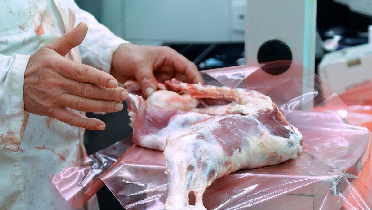 Optužena skupina koja je muljala s porezom u Slavoniji. Među njima otac i sin mesari