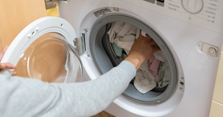 Sedam naizgled bezopasnih predmeta koji mogu uništiti vašu perilicu rublja
