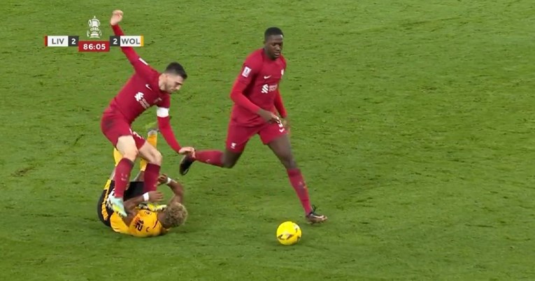 VIDEO Liverpoolov as stao kopačkom na lice suparničkom igraču