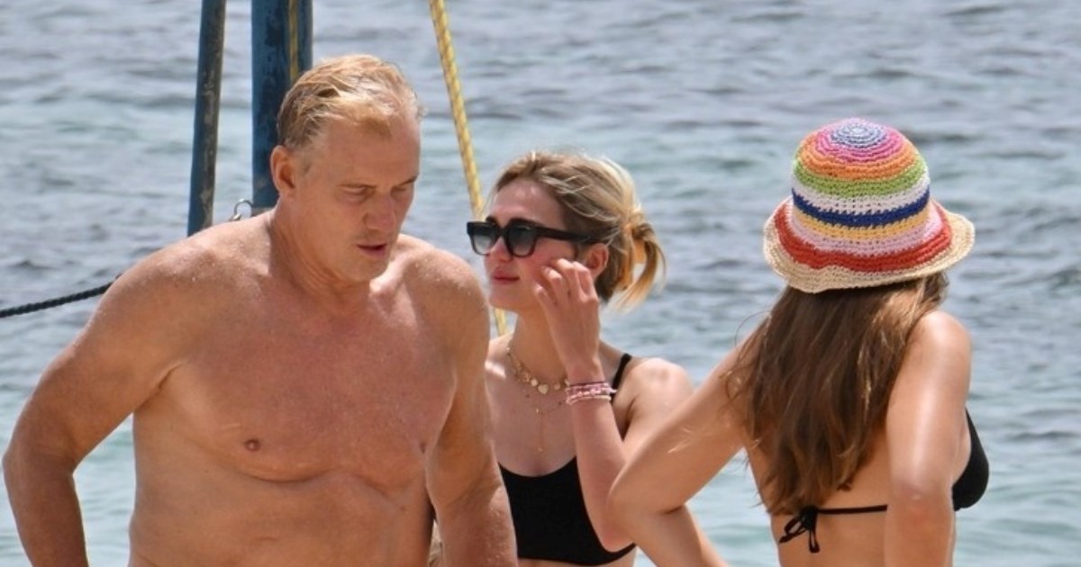 Američki glumac (66) uživao na plaži sa suprugom (27) i kćeri (22)