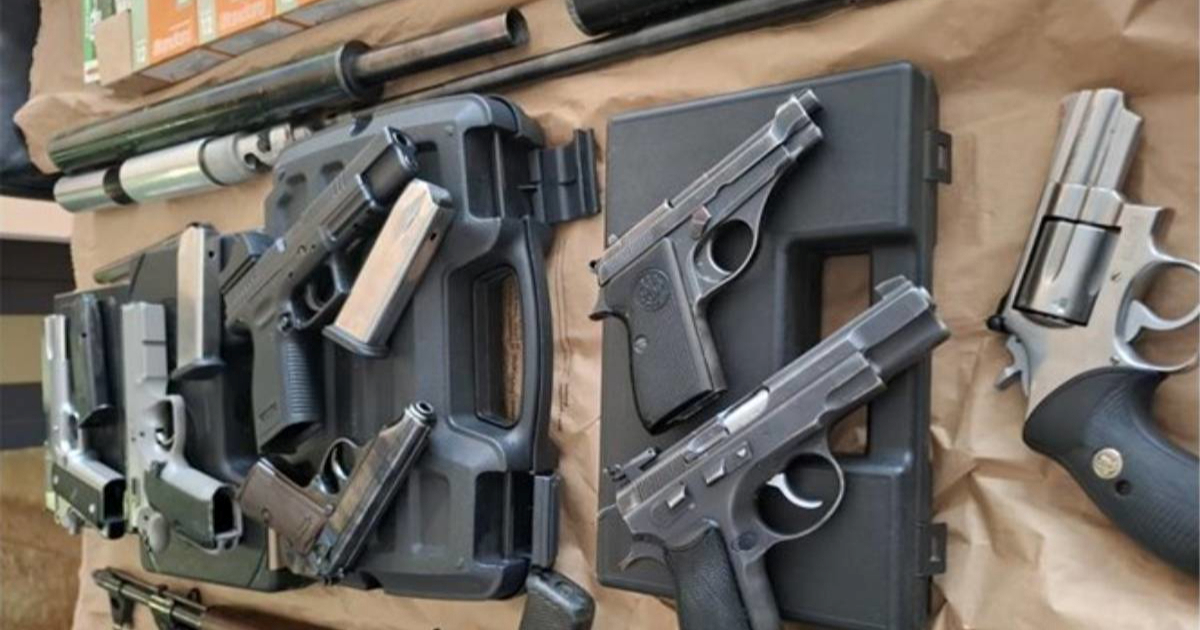 FOTO Velika akcija "Colt 45" u Osijeku. Oduzet arsenal oružja, droga i 9800 eura