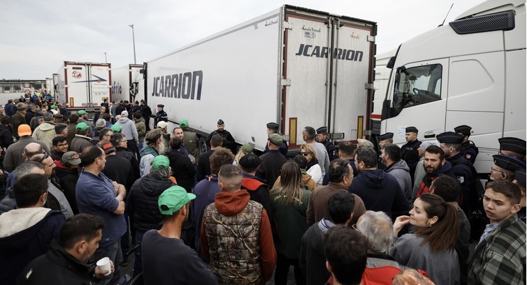 Sindikati francuskim poljoprivrednicima: "Vrijeme je da se ide kući"