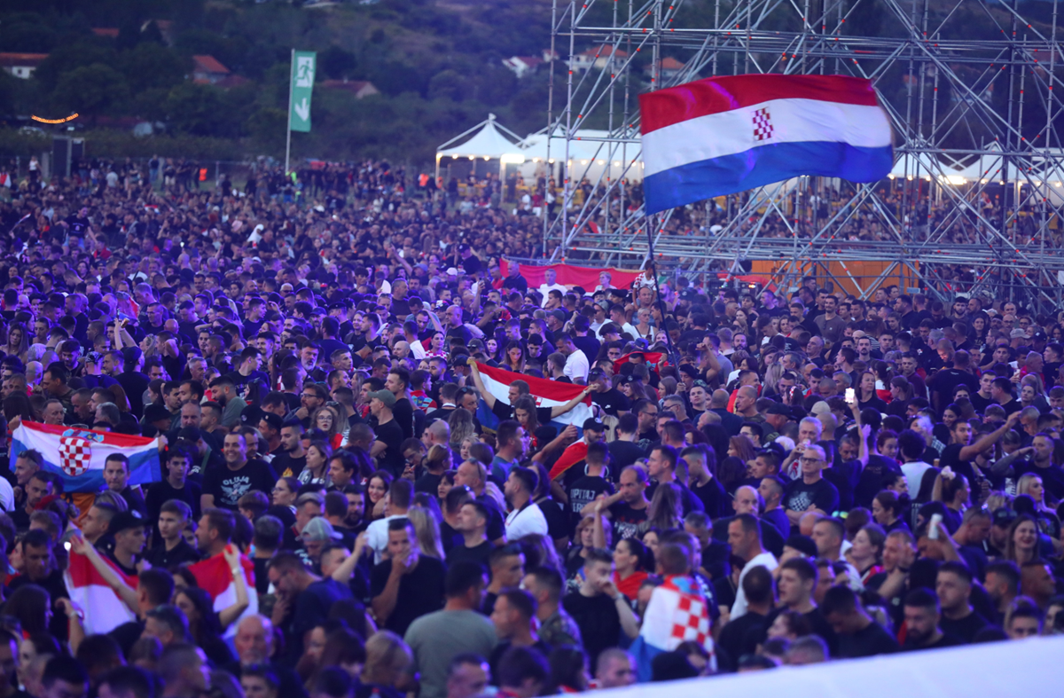 Uhićenja zbog "Jasenovca i Gradiške Stare". Koncert kasnio više od sat vremena