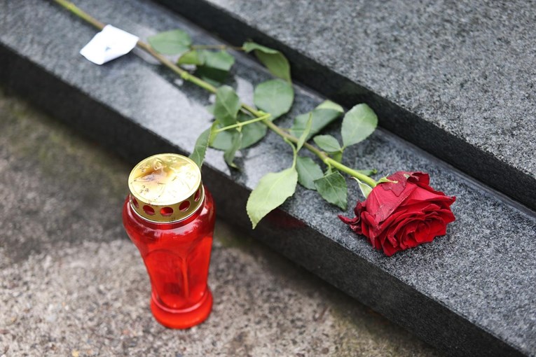 Na grobove u Vukovaru položene ruže i upaljene svijeće