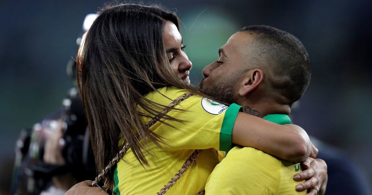 Alves dobio dijete sa suprugom manekenkom nakon što je pušten iz zatvora