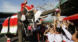 U Tajlandu Djed Božićnjak djeci dijelio darove na slonu