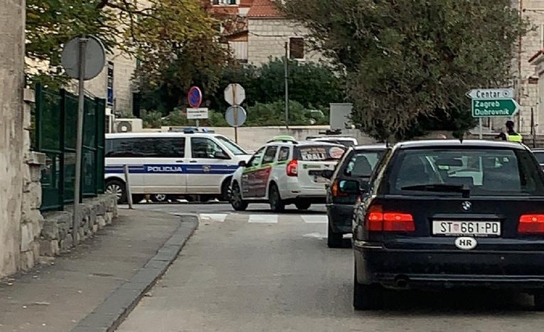 Taksist u Splitu na zebri naletio na policajca
