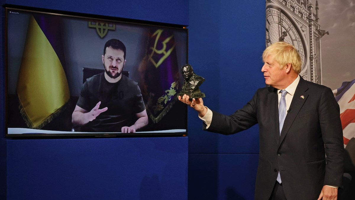 Johnson Zelenskom uručio nagradu Sir Winston Churchill i usporedio ga s njim