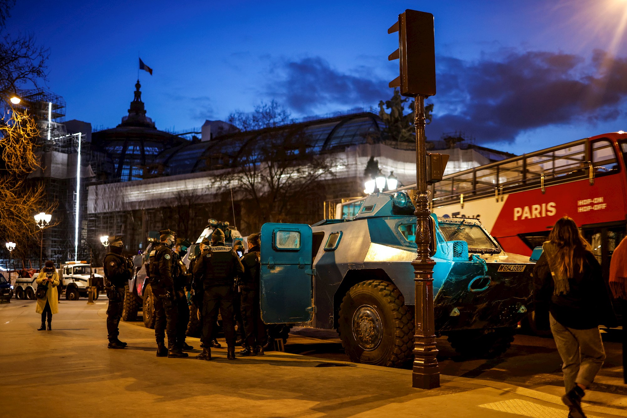 Tisuće prosvjednika stižu u Pariz, policija pripremila oklopna vozila i vodene topove