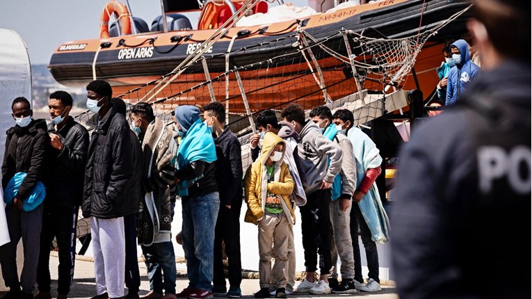 Više od 500 izbjeglica stiglo ribarskim brodom na talijanski otok