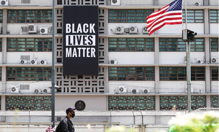 Transparent "Crni životi su važni" maknut s američke ambasade, nije se sviđao Trumpu
