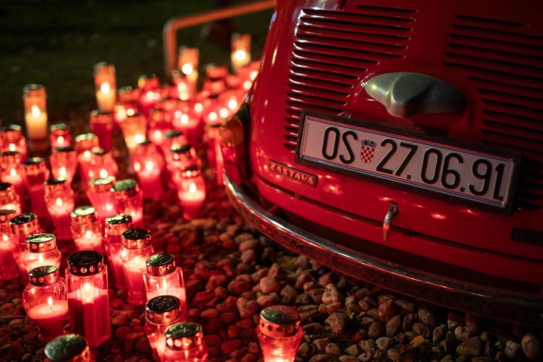 Fotka dana: Kod crvenog Fiće u Osijeku zapaljene svijeće u čast Vukovaru