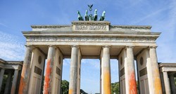 Eko-aktivisti poprskali Brandenburška vrata bojom
