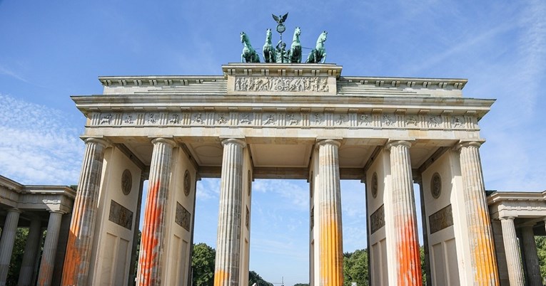 Eko-aktivisti poprskali Brandenburška vrata bojom