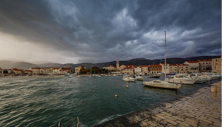 Danas na Jadranu bura i kiša, prema kraju dana sa sjevera postupno razvedravanje