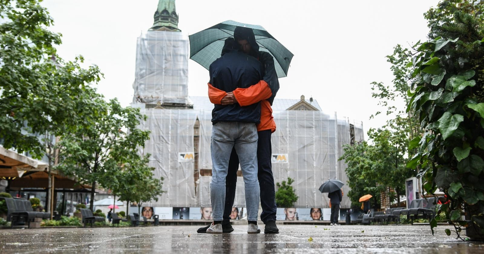 Unatoč kiši i lošem vremenu, dva umjetnika nastavila s grljenjem u centru Zagreba
