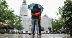 Unatoč kiši i lošem vremenu, dva umjetnika nastavila s grljenjem u centru Zagreba