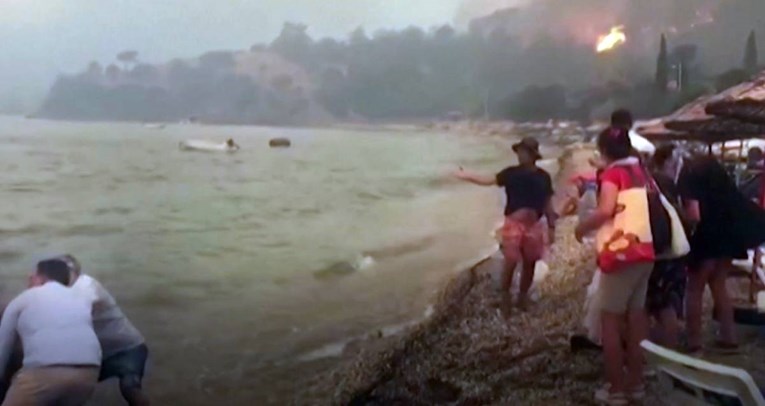 Zastrašujuće snimke požara u Turskoj, turisti bježe čamcima: "Neviđeno razaranje"
