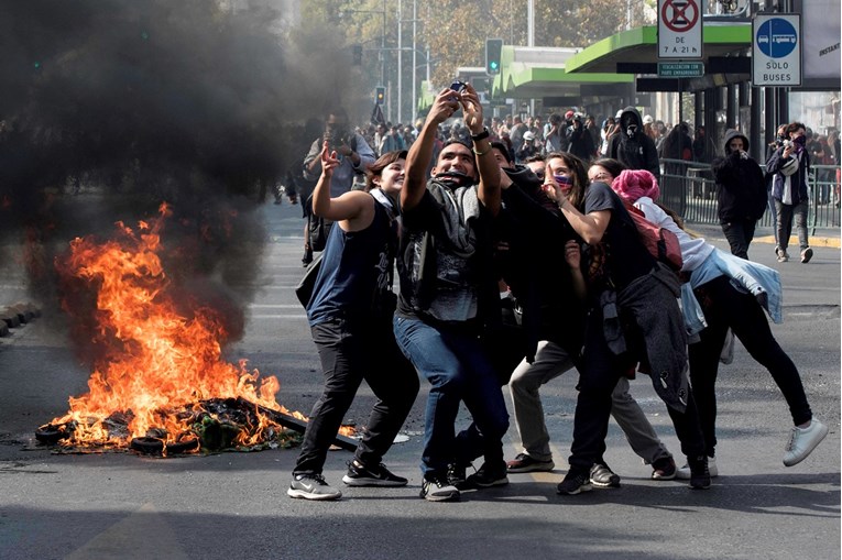 U glavnom gradu Čilea zbog žestokih prosvjeda proglašeno izvanredno stanje