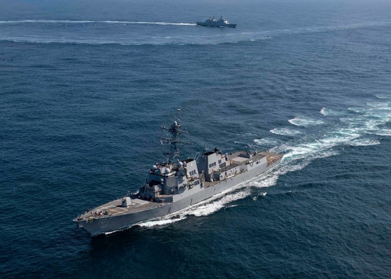 Venezuelanski F-16 opet nadletjeli američki razarač. "Opasna igra živaca"