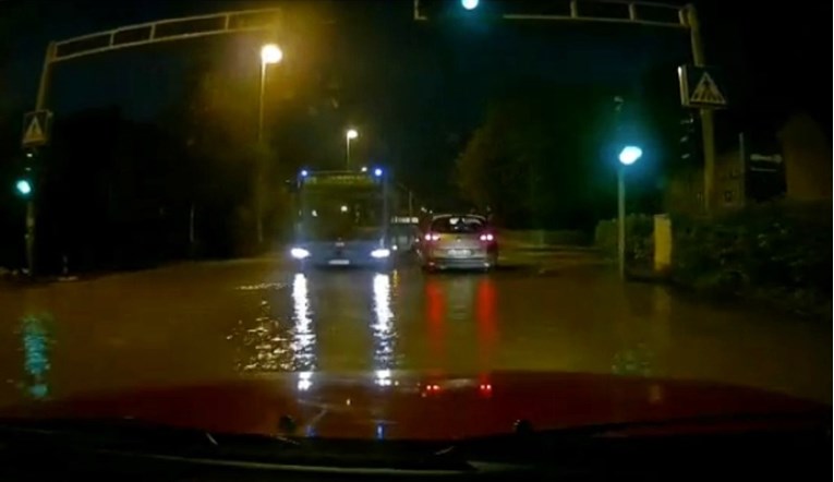 Pogledajte snimku vožnje poplavljenom zagrebačkom ulicom u 6 ujutro