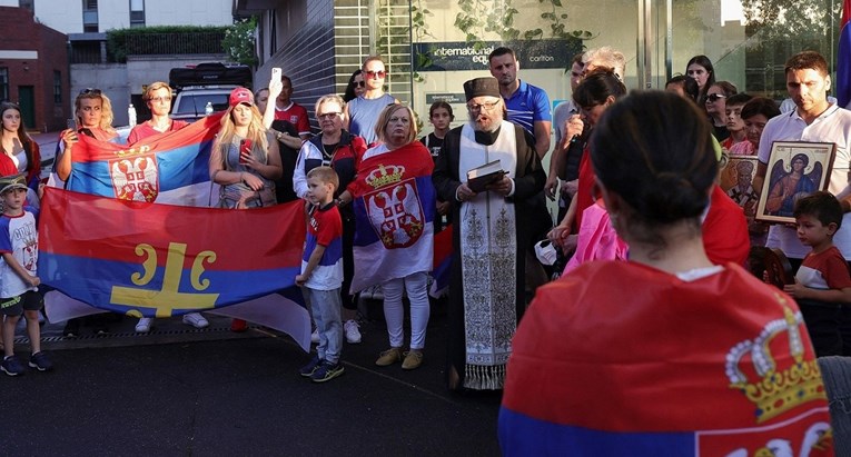 Pop vodi božićnu ceremoniju pod Đokovićevim prozorom