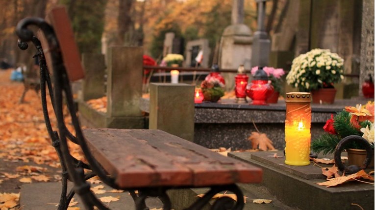 Prizor sa srpskog groblja izazvao zgražanje: "Pa je li ovo normalno?"