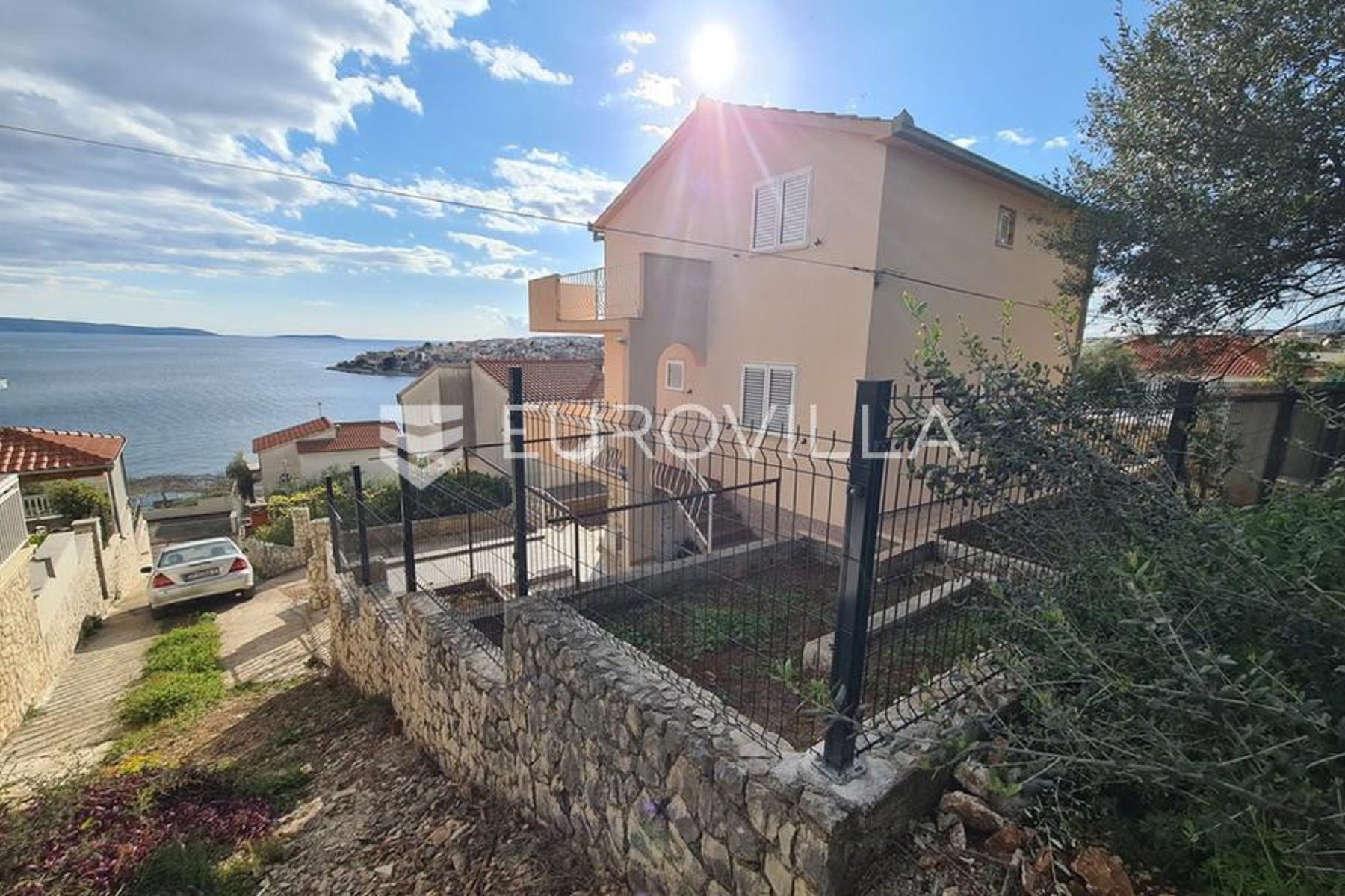 Top oglasi za nekretnine: Kamena kuća s tri apartmana i pogledom na more na Čiovu