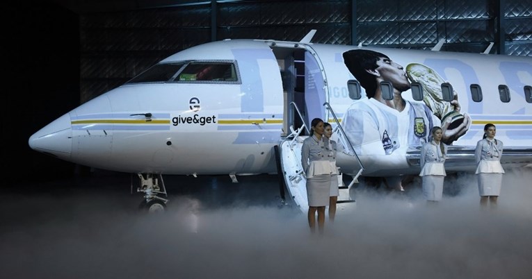 Bivši prvaci svijeta hipnotizirani avionom i letećim muzejom u čast Maradoni