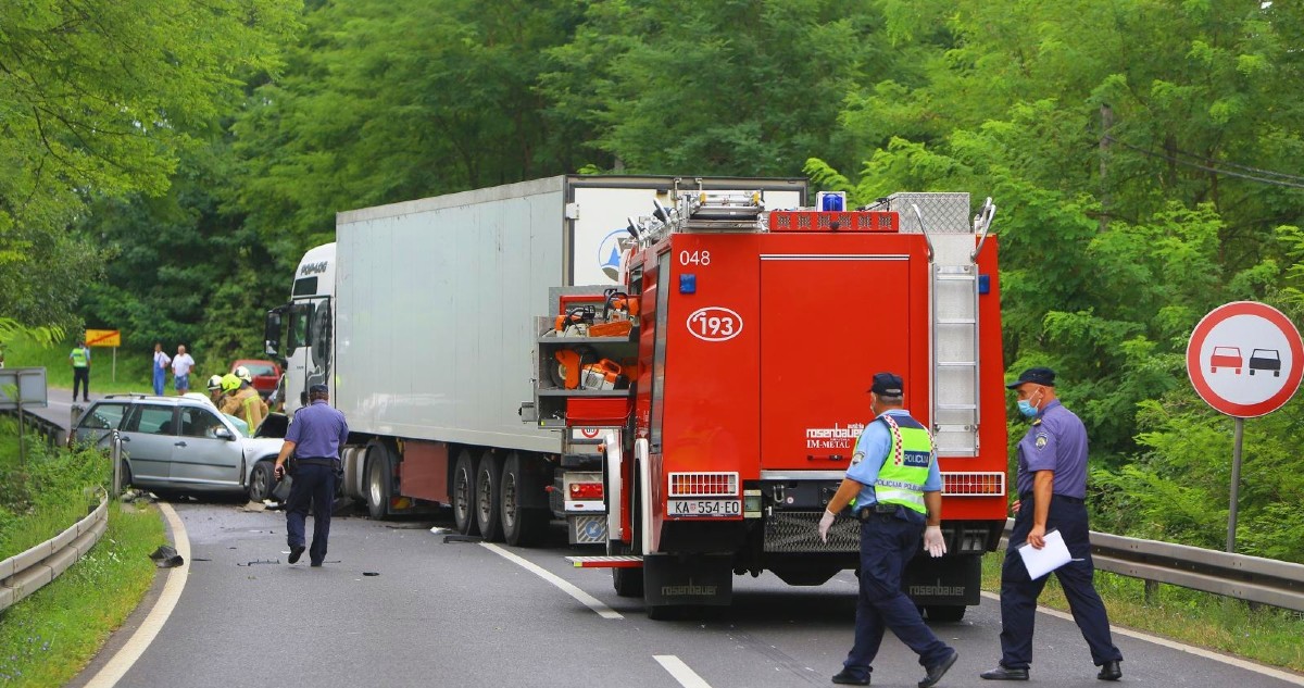 U sudaru teretnjaka i osobnog automobila kod Karlovca poginula jedna osoba