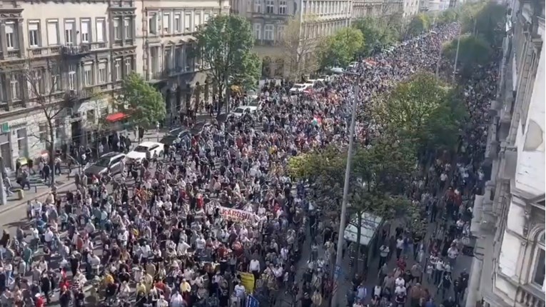 VIDEO Deseci tisuća ljudi izašli na ulice Budimpešte, prosvjeduju protiv Orbana
