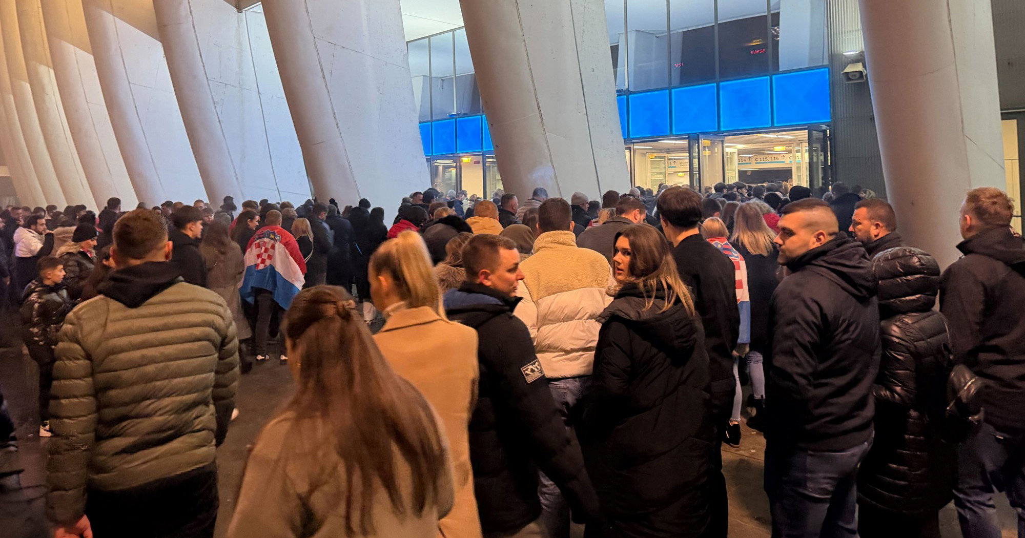 FOTO I VIDEO Nastala gužva na ulazu u Arenu Zagreb prije početka Thompsonova koncerta