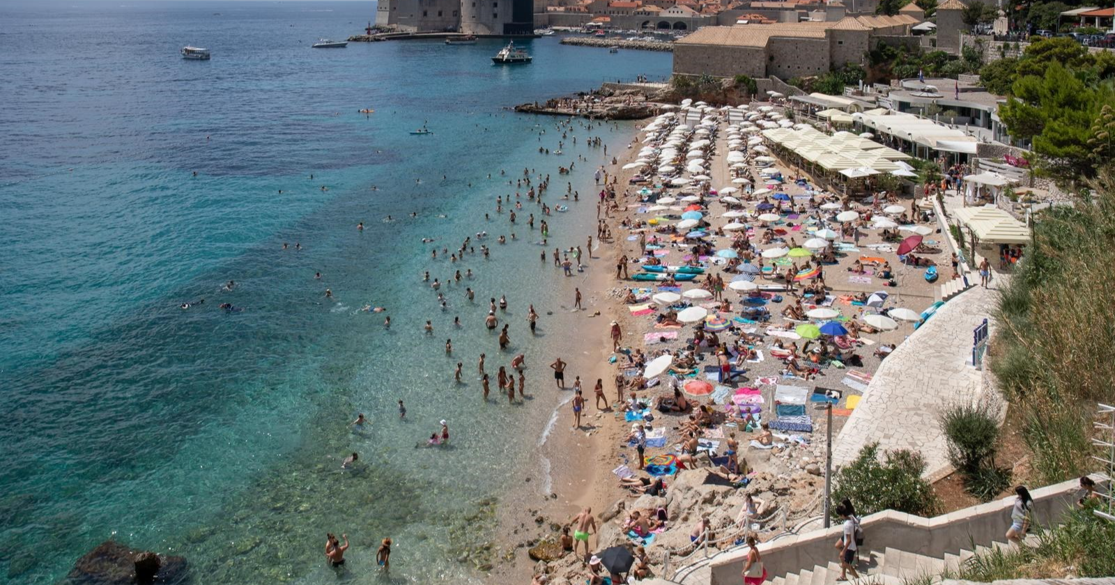 Nije gužva samo u Baškoj Vodi: Ovako izgleda plaža u Dubrovniku