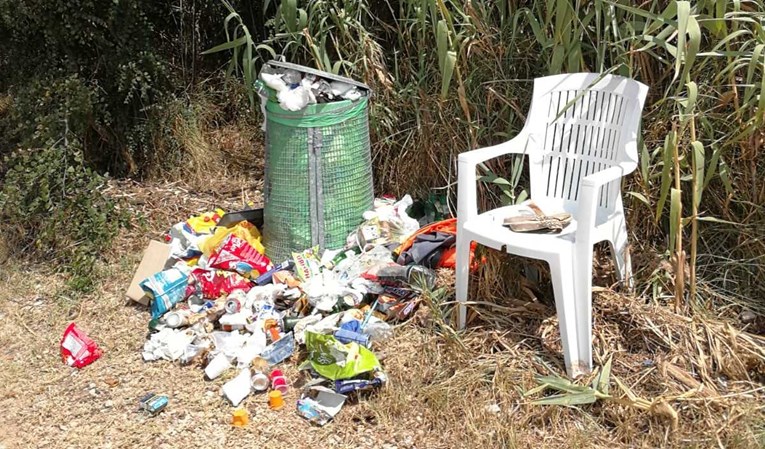 FOTO Čitateljica: Na plaži Primorje pokraj Biograda već danima ne odvoze smeće