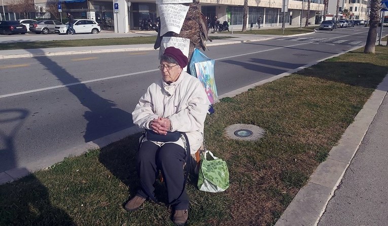 VIDEO Žena se lancem vezala za palmu u Splitu: Oteli su mi stan, ostajem tu do smrti