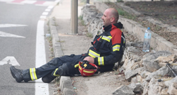 Umorni vatrogasac sjeo na cestu s bocom vode, već satima gasi požar kod Grebaštice
