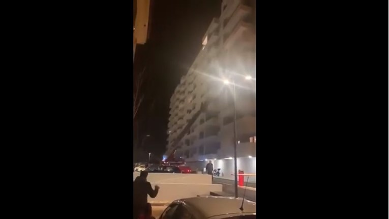 VIDEO Netko se u Zadru zaključao na balkon, morali ga izvlačiti vatrogasci