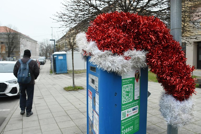 Aparati za naplatu parkiranja u Sisku ukrašeni božićnim kapama