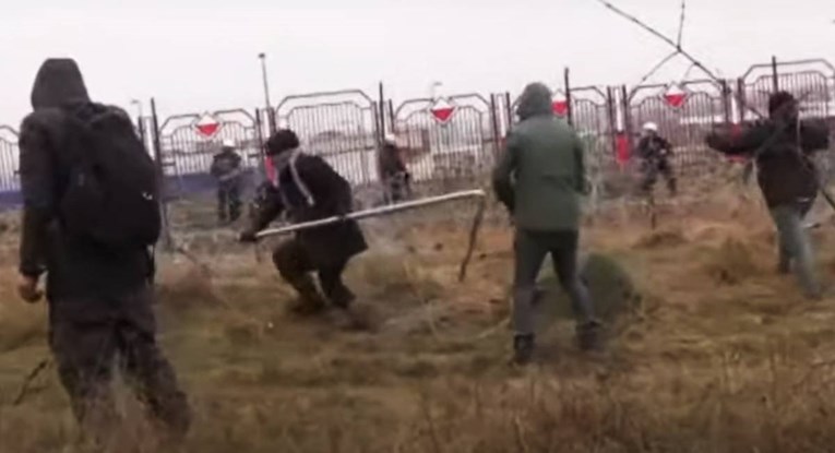 Kaos na poljskoj granici: Migranti viču "Alahu akbar", vojska koristi vodene topove