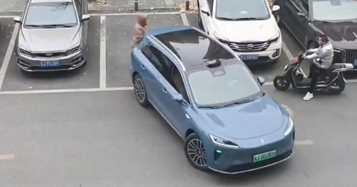 VIDEO Žena čuvala parking za muža. Vozač od nje napravio budalu