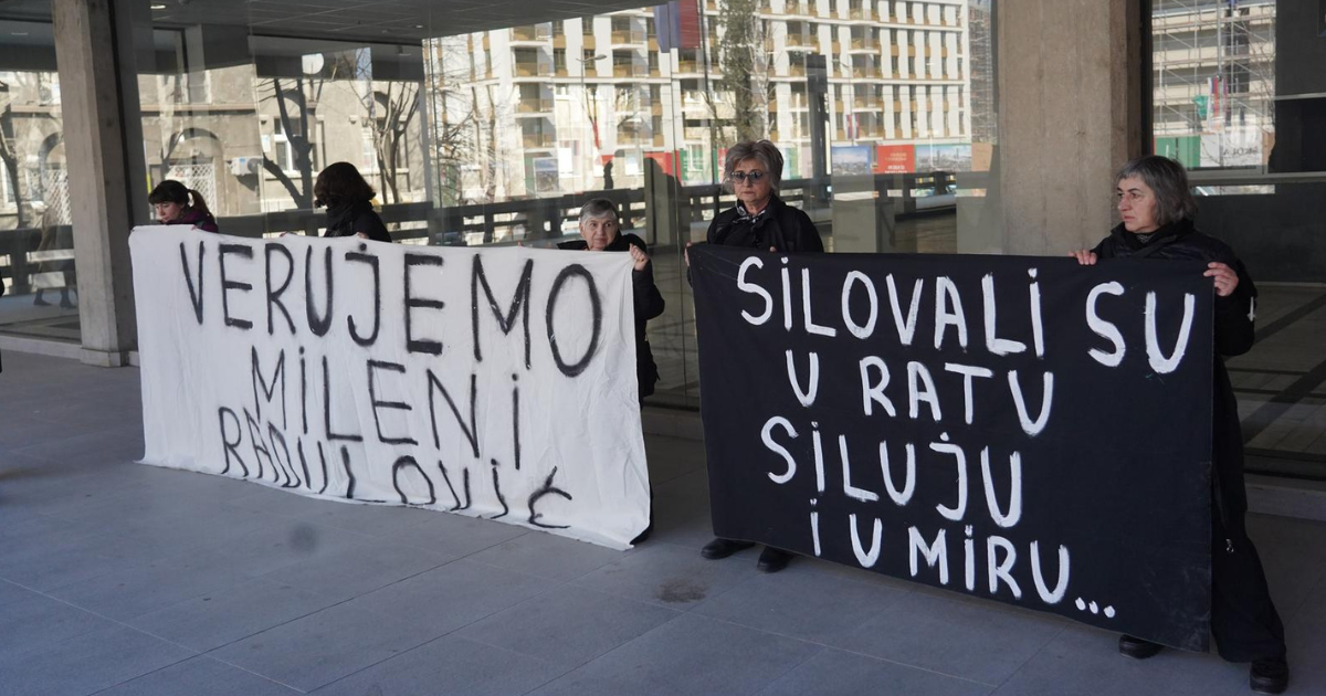Transparenti ispred suda u Beogradu privukli pažnju, ljudi podržali Milenu Radulović