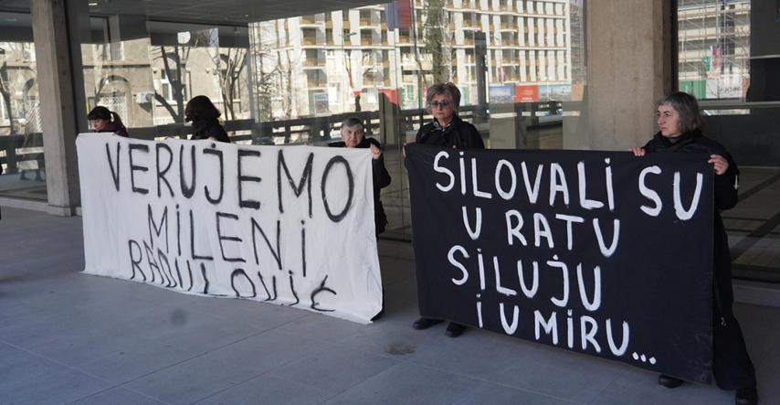 Transparenti ispred suda u Beogradu privukli pažnju, ljudi podržali Milenu Radulović