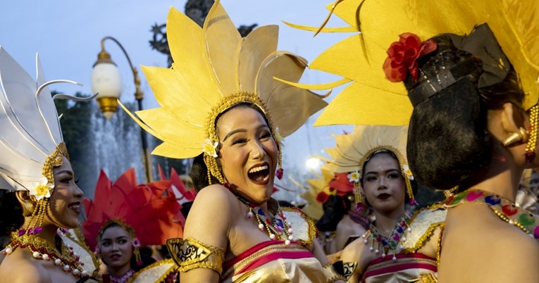 Plesačice na Baliju u tradicionalnim nošnjama sudjelovale u novogodišnjoj paradi
