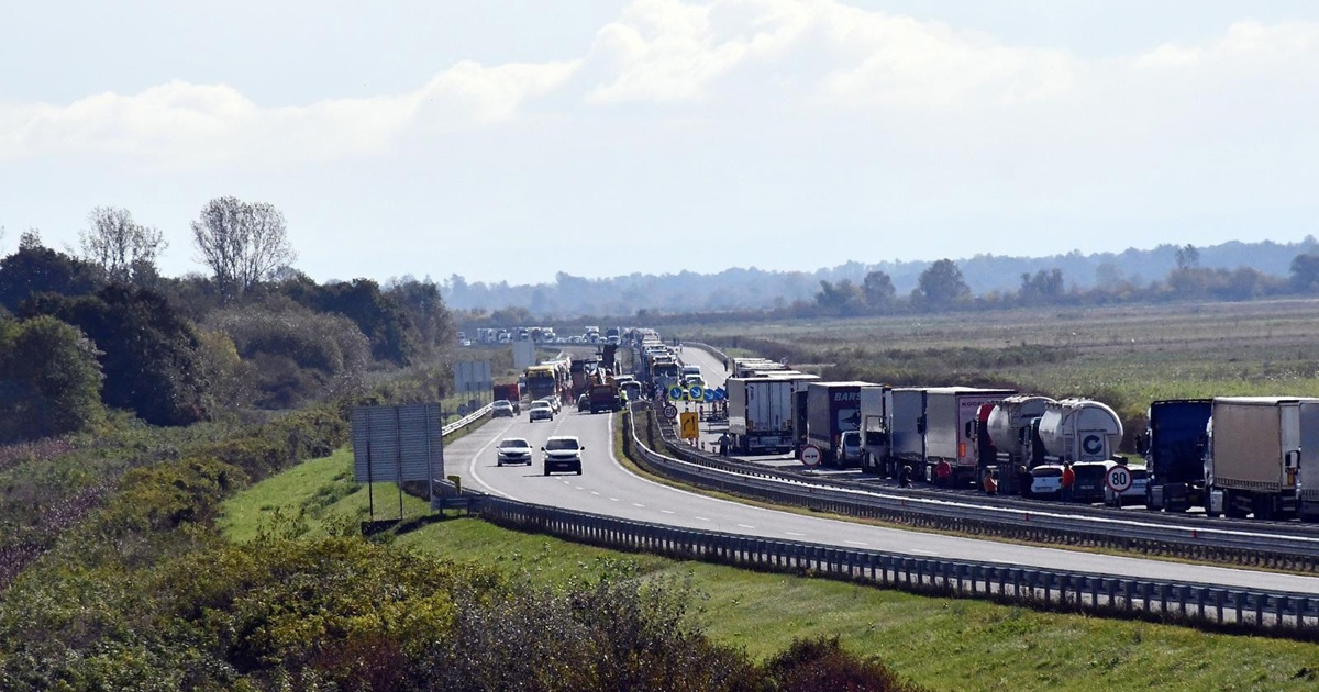 Auto udario u ogradu i metalni stup na A1. Poginuo 68-godišnjak