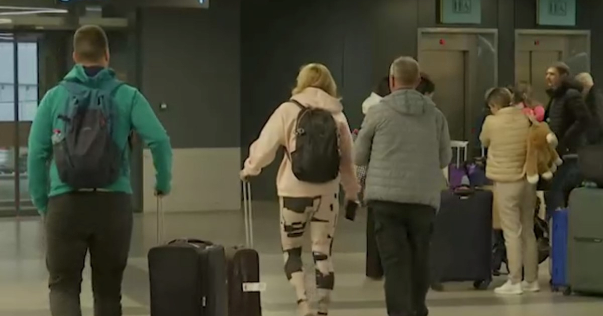 Avion iz Dubaija sletio u Beograd, evakuirano 200 državljana Srbije