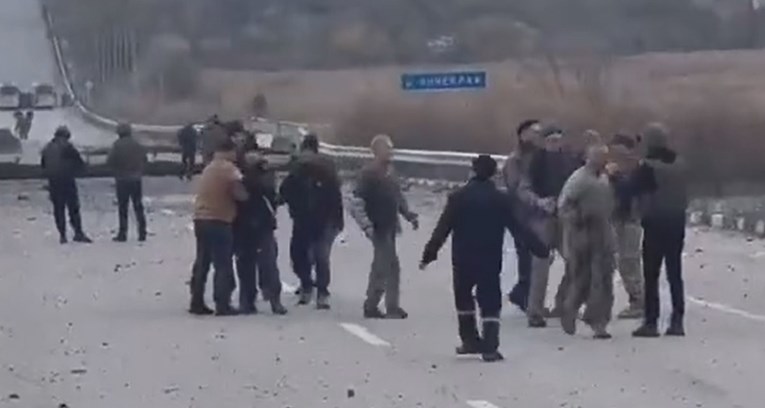 Pogledajte snimku trenutka dolaska oslobođenih branitelja Azovstala u Ukrajinu