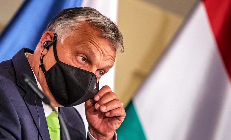 Glavni urednik mađarskog tjednika dobio otkaz jer je objavio sliku Orbana i obitelji