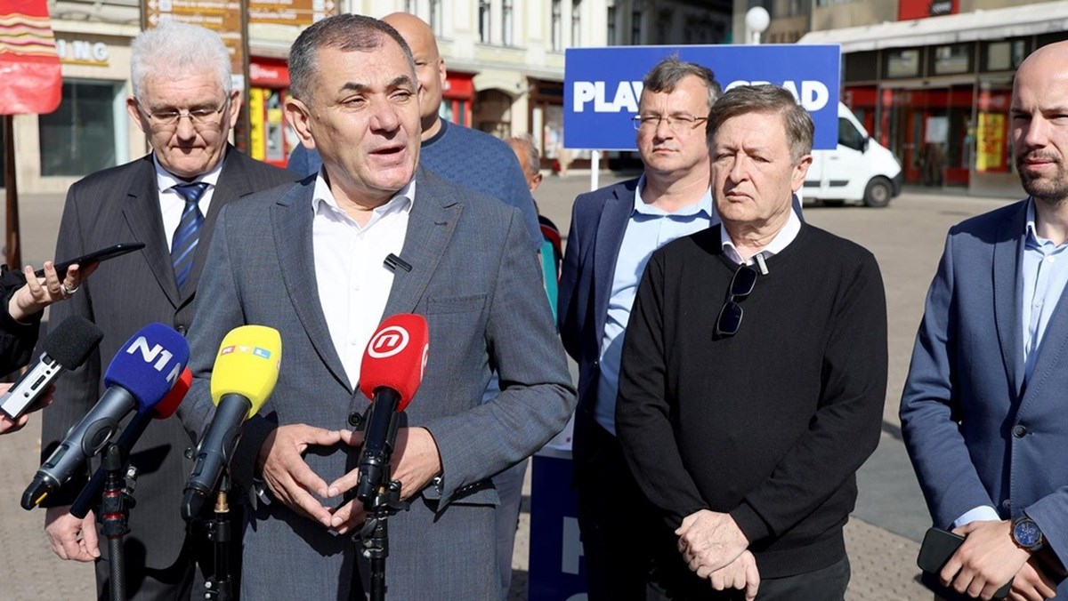 Lovrić skuplja potpise, uz njega su Špika i Otto Barić