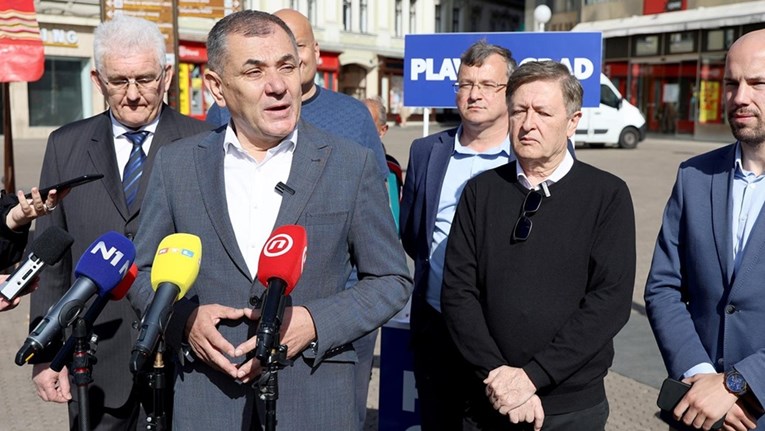 Lovrić skuplja potpise, uz njega su Špika i Otto Barić